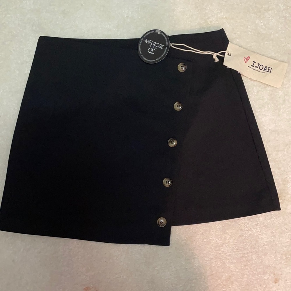 Side button skirt black